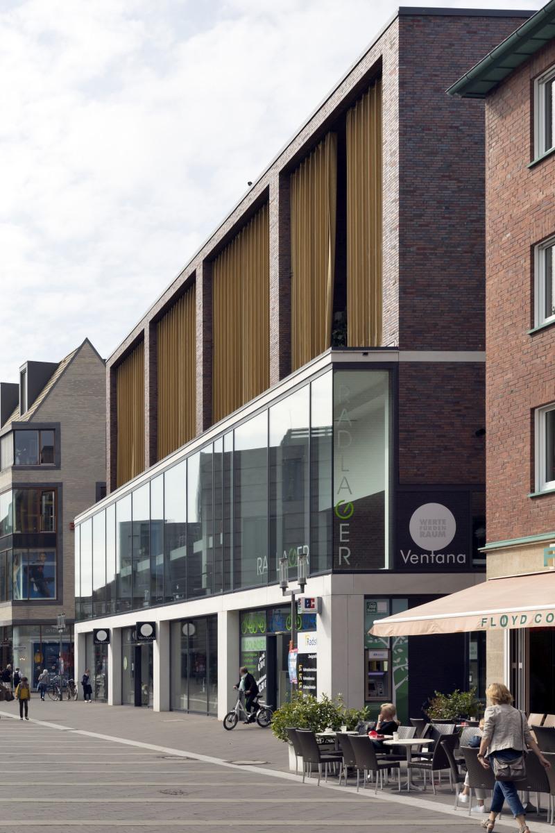 Straßenfassade seitlich