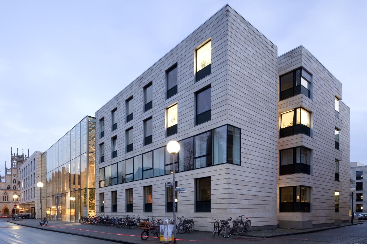 Gegliederte Fassade aus Glas und Travertin