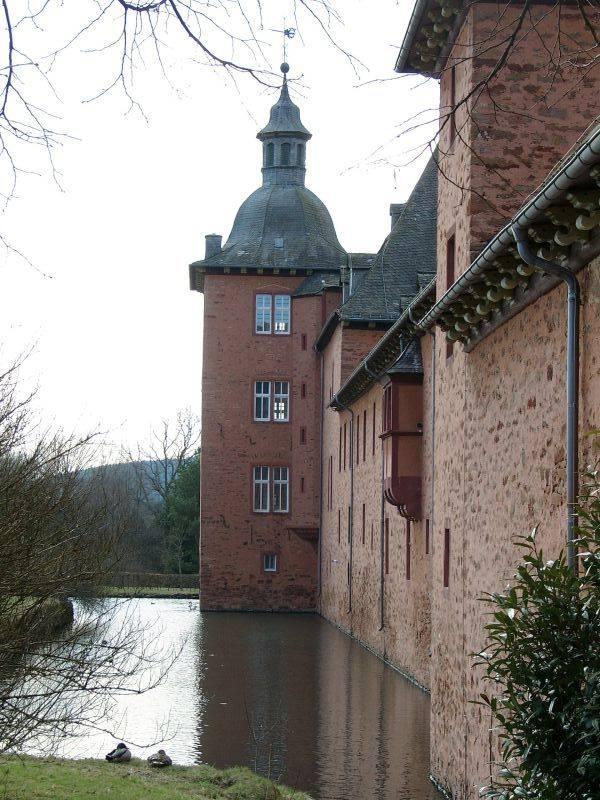 Wassergraben und Schloss