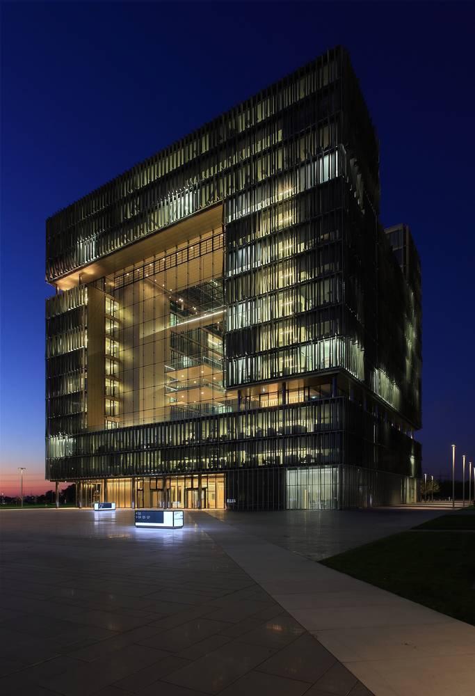 Nachtansicht Headquarter Q1