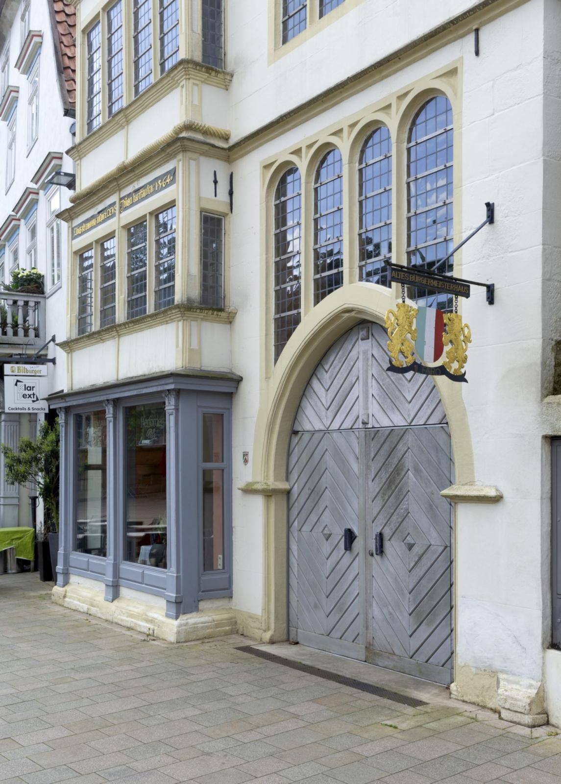 EG Bürgermeisterhaus mit spitzbogigem Einfahrtstor