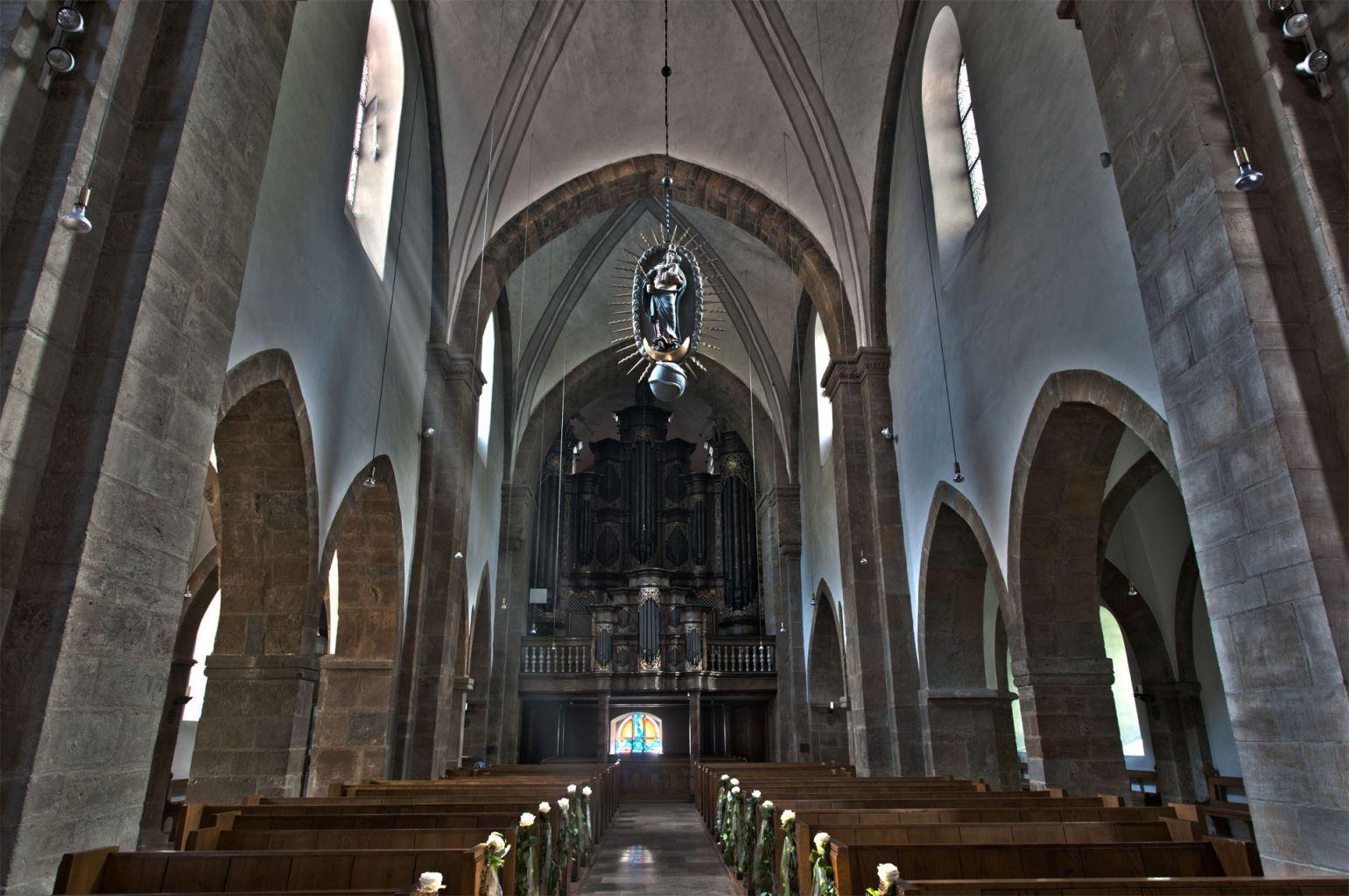 Innenansicht mit Blick zur Orgel