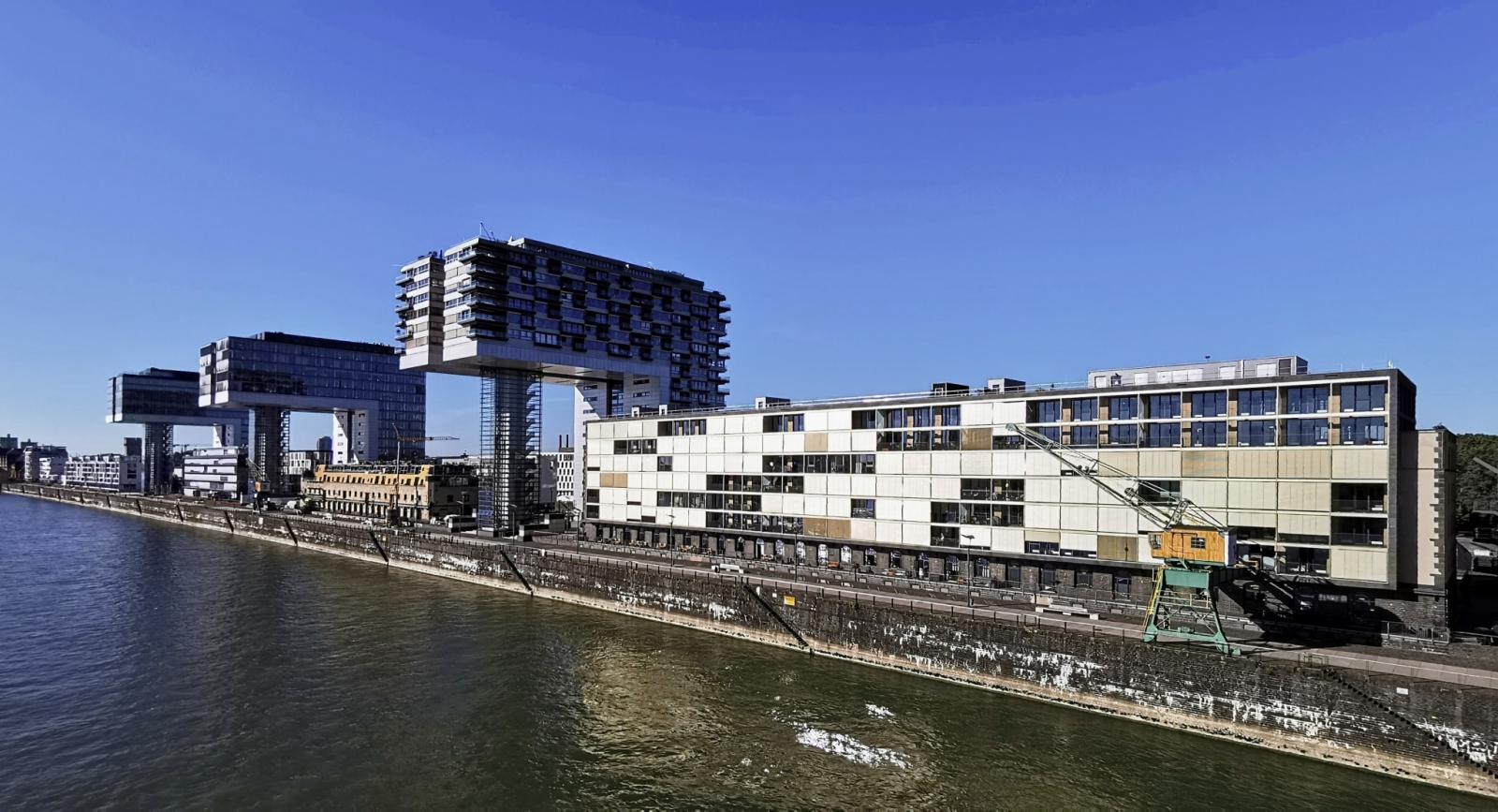 Halle 11 rechts vor den Kranhäusern