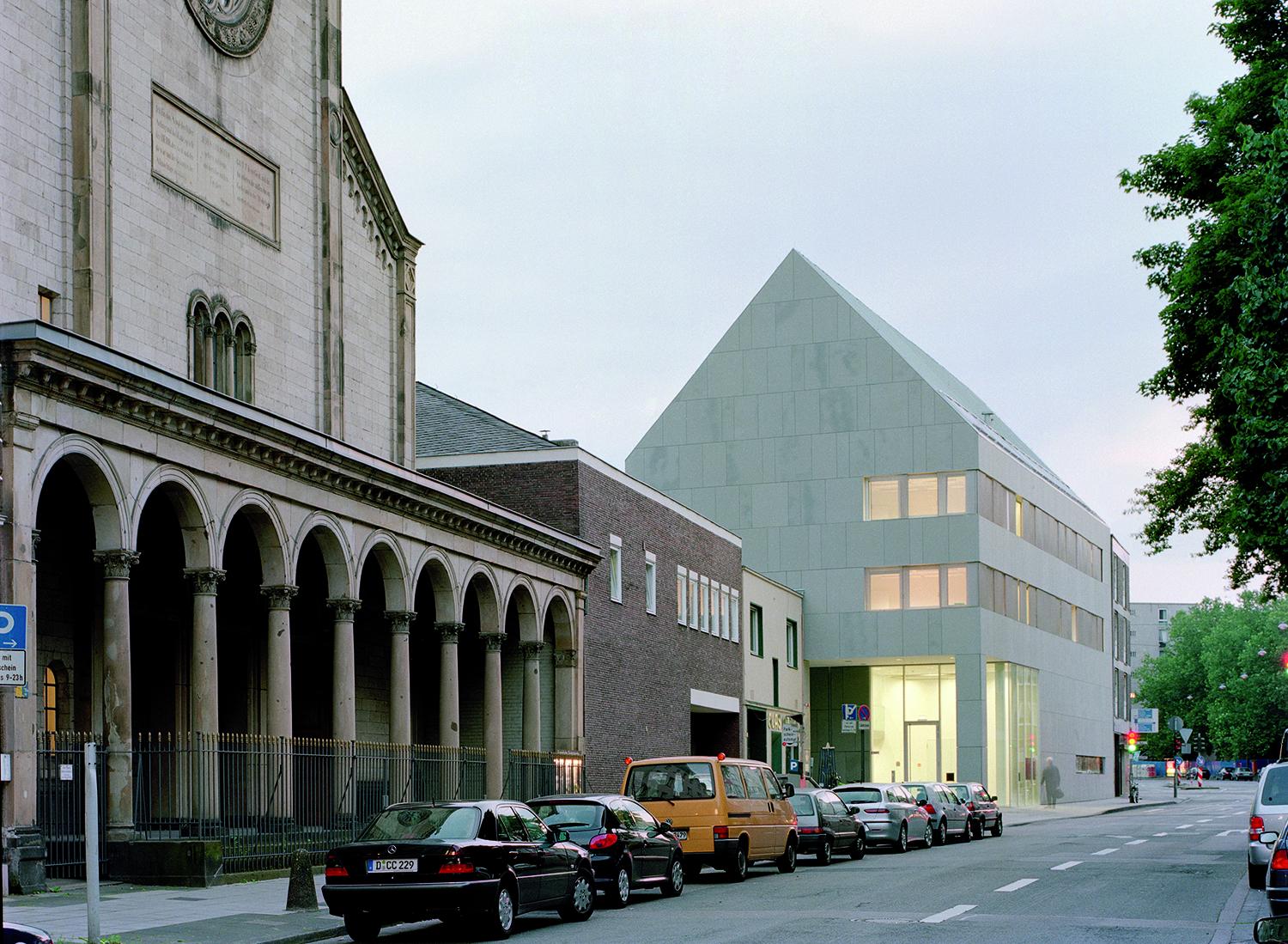 Ansicht Haupthaus am Filzengraben mit Trinitatiskirche im Vordergrund