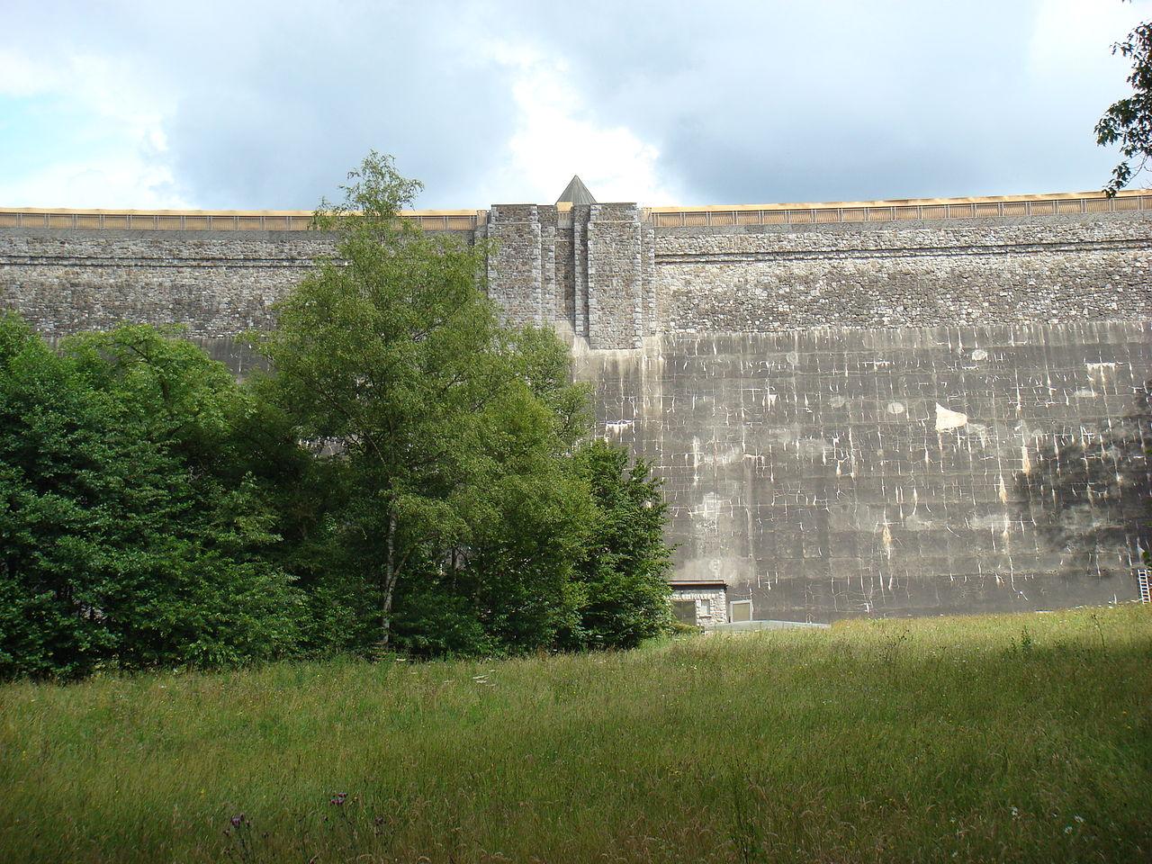 Staumauer der Dreilägerbachtalsperre