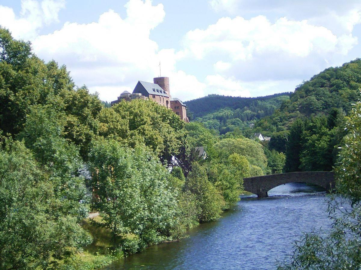 Blick über die Rur zum Grauwackefelsen mit Burg Hengebach