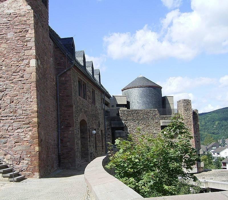 Nordöstlicher Burgbereich mit Verteidigungsmauern und -türmen
