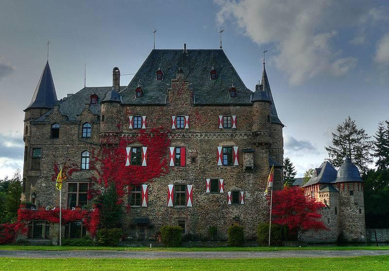 Hauptgebäude Burg Satzvey, Außenansicht