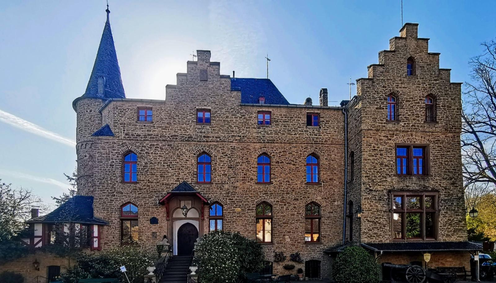 Hauptgebäude Burg Satzvey, Hofansicht