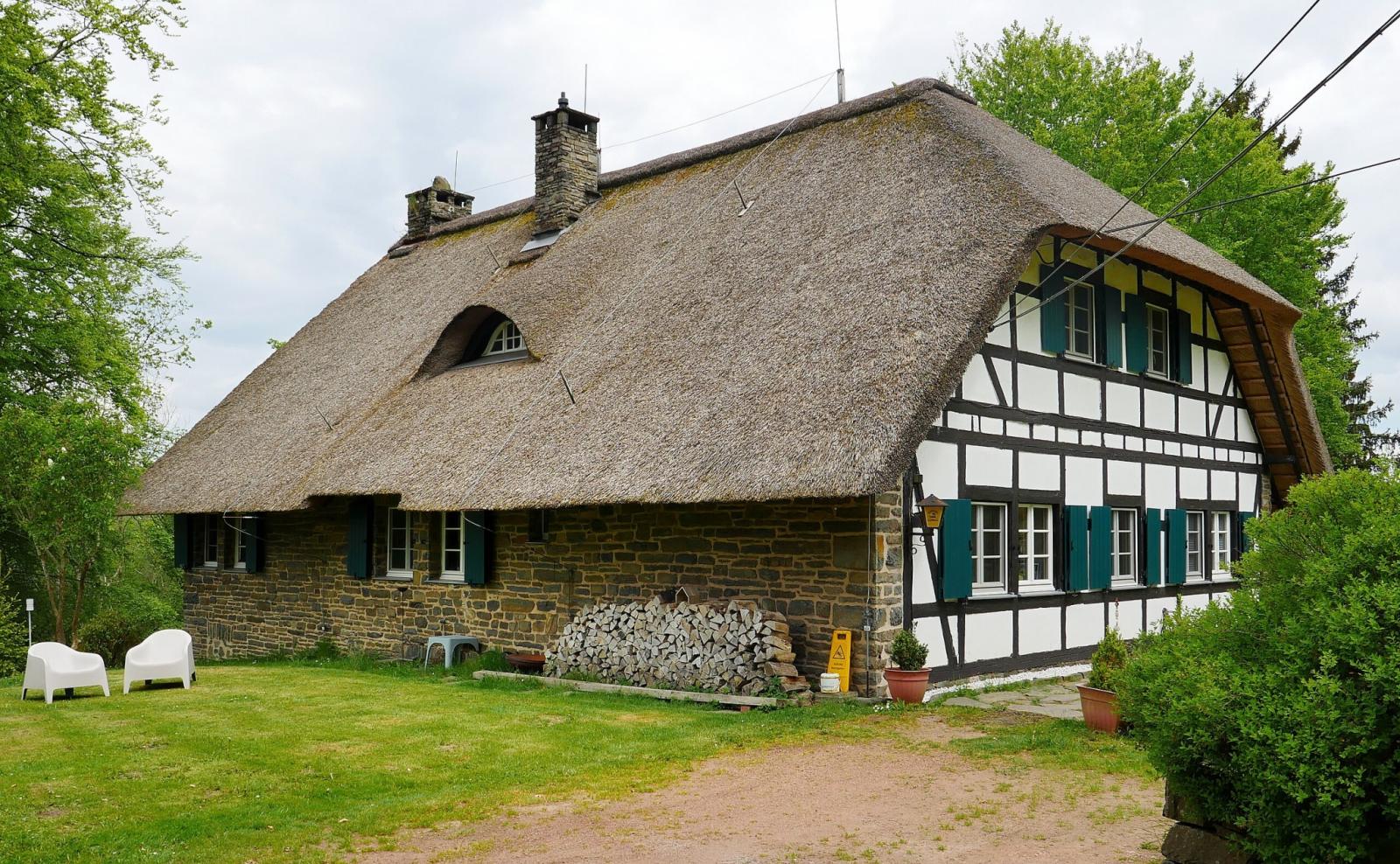 Venn-Bauernhaus mit Bruchstein, Fachwerk und Reetdach