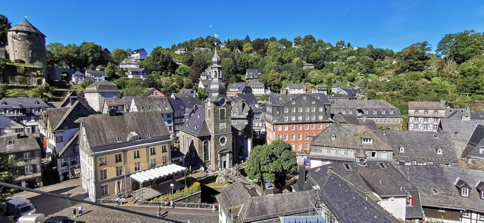 blick auf den Ortskern Monschau mit der Ev. Stadtkirche