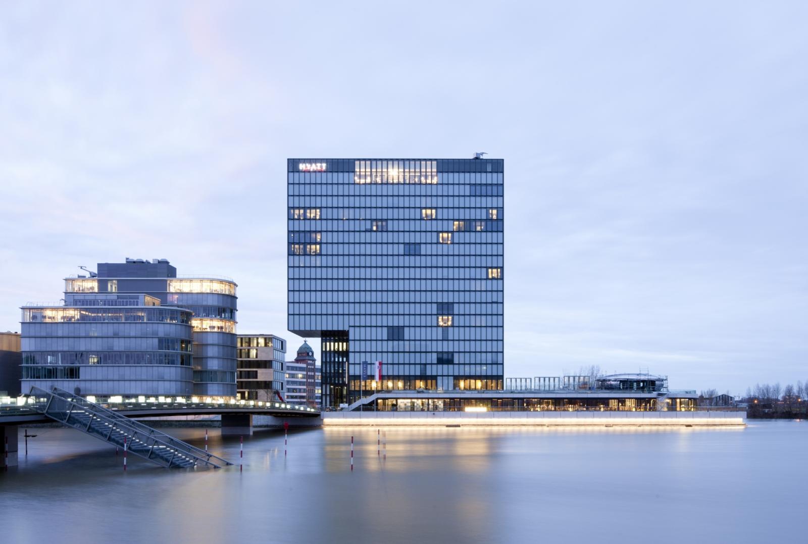 Hafenspitze mit Hyatt Regency Hotel von Osten