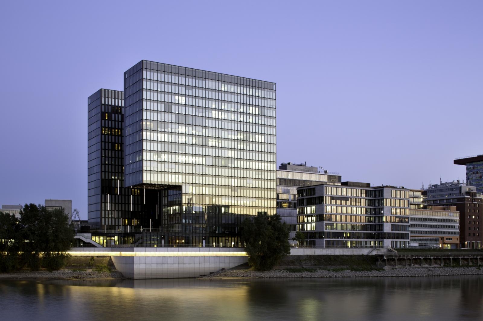 Hafenspitze mit Hyatt Regency Hotel von Westen