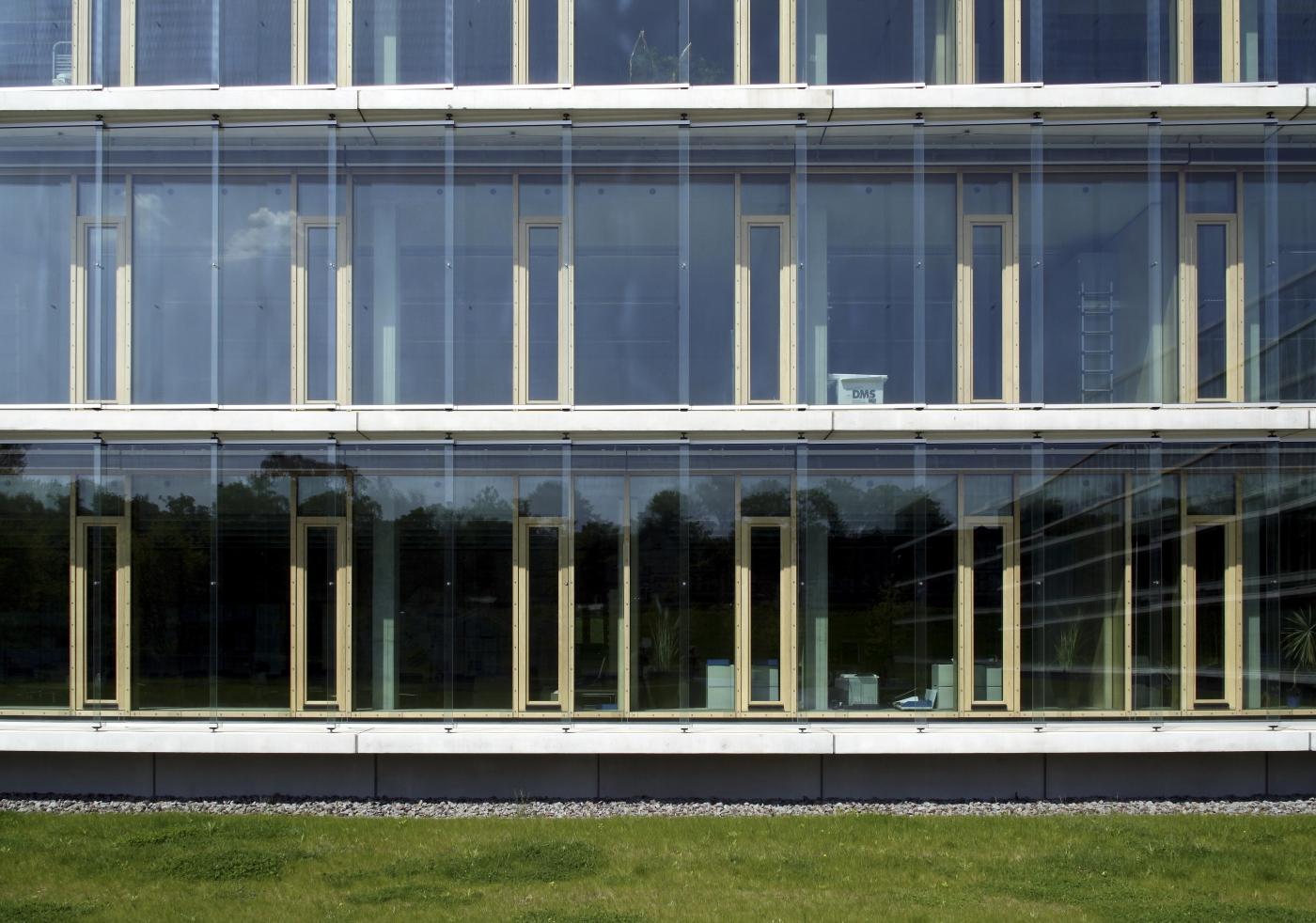Detail der Fassade mit raumhoch verglasten Klassenräumen