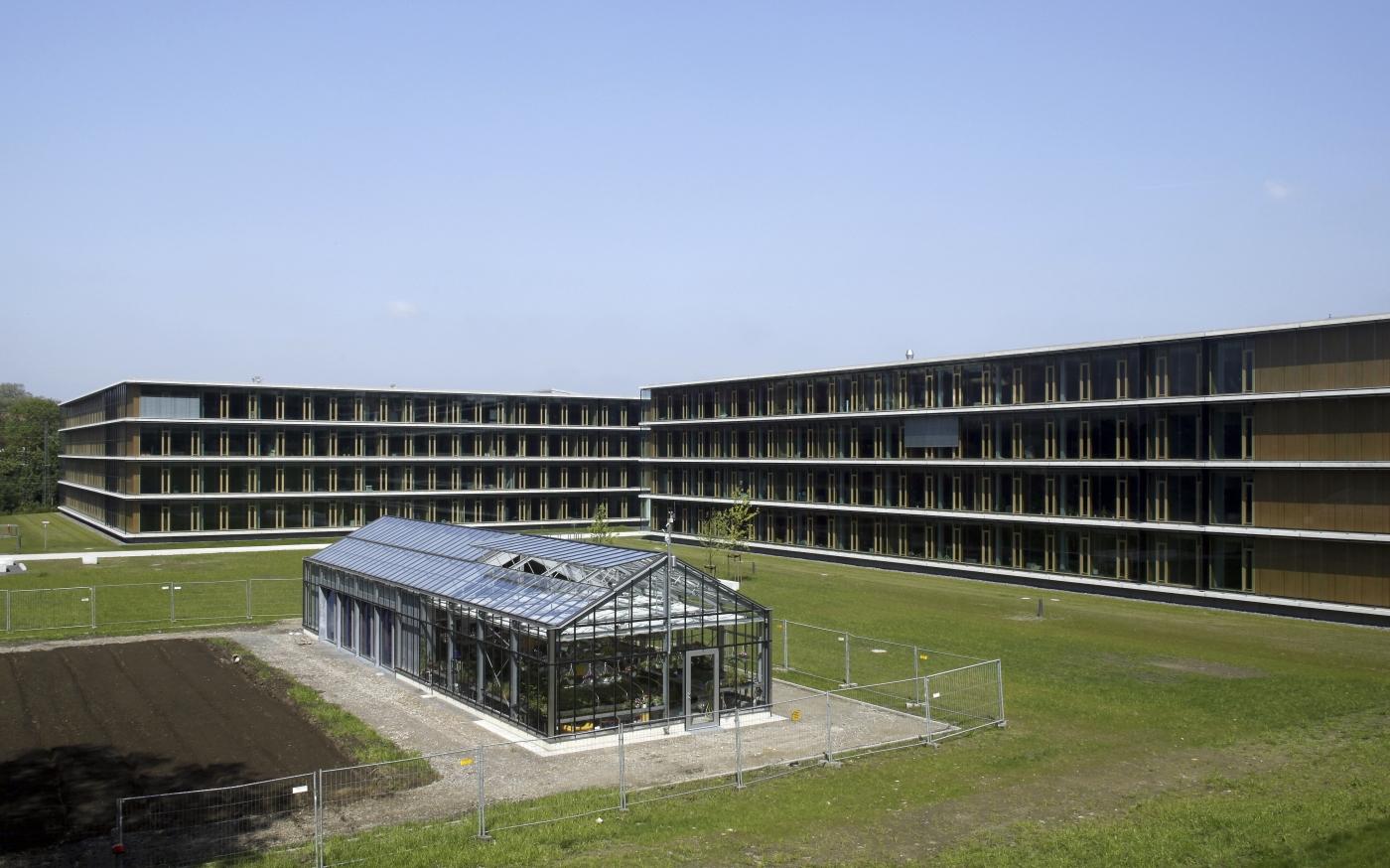 Innenhof der Berufskollegs mit Gewächshaus