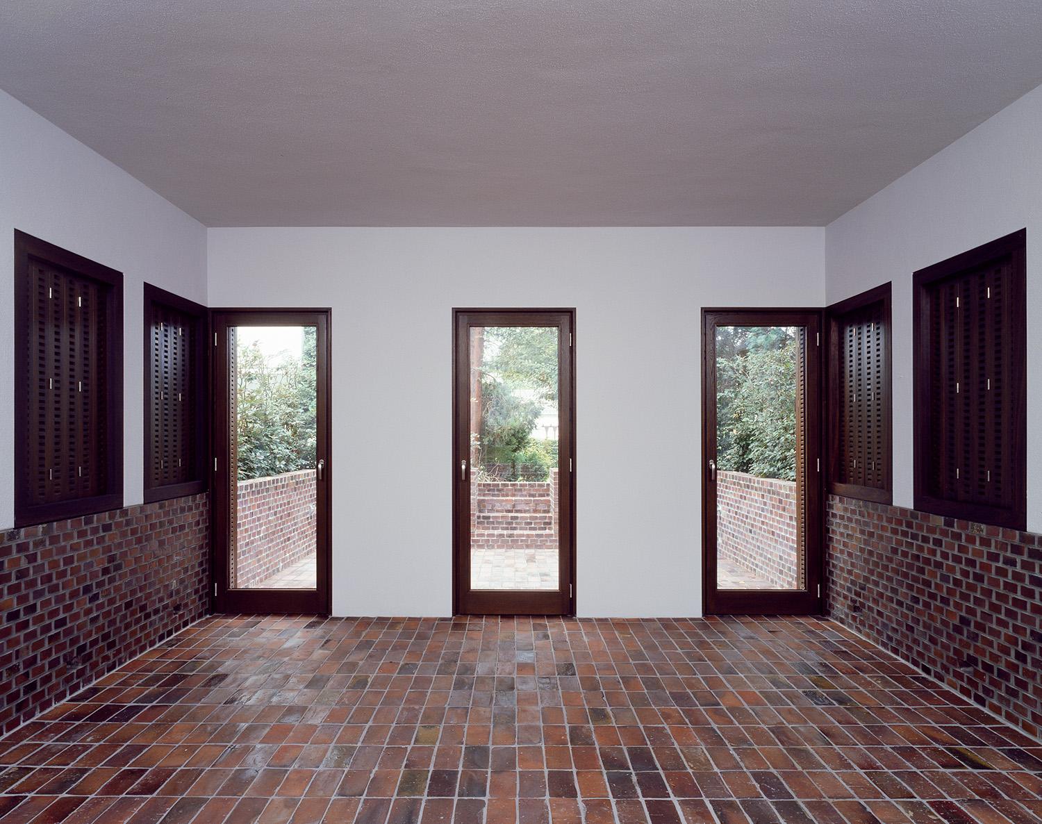 Haus Hundertacht Bonn, Erdgeschoss, zentraler Wohnraum mit seitlicher Terrasse