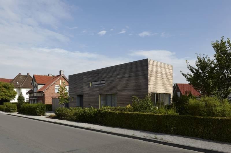 Stark befahrene Anliegerstraße Wieksweg mit Blick auf das trapezförmige Grundstück