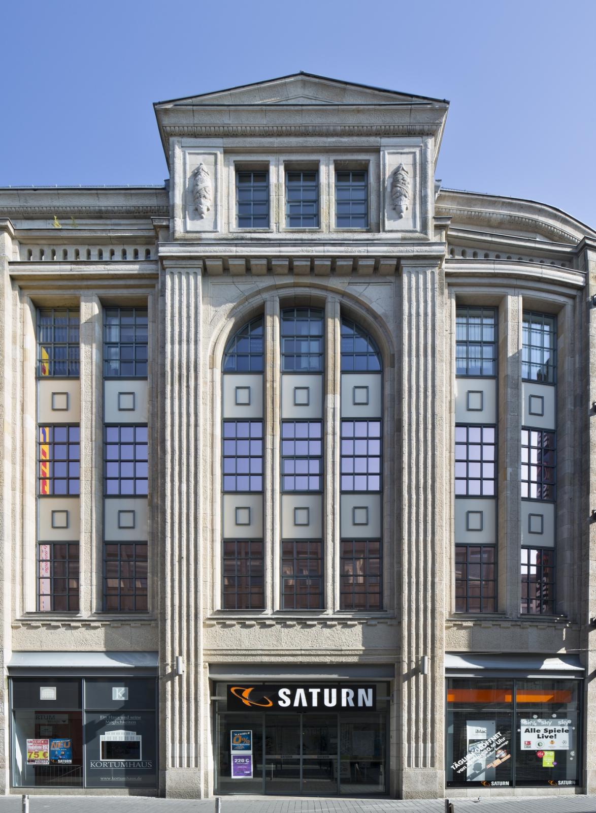 frontaler Blick auf die Fassade
