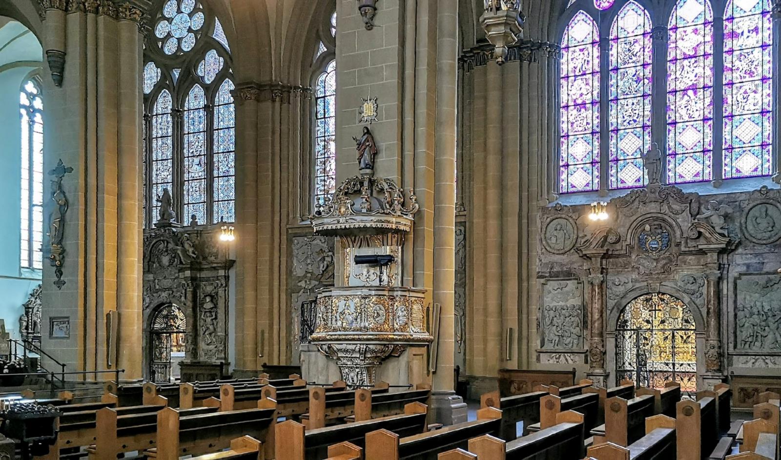 Blick auf die Kanzel im Kirchenschiff