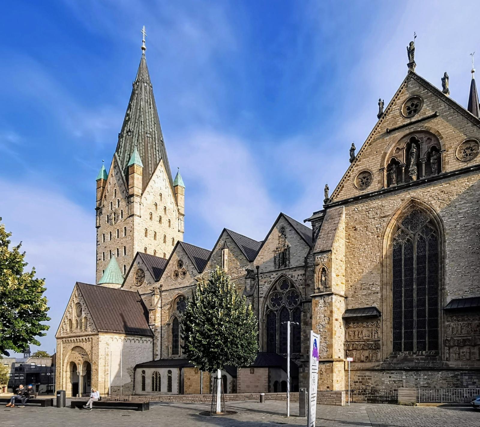 Südansicht des Paderborner Doms mit Querhausgiebel im Vordergrund