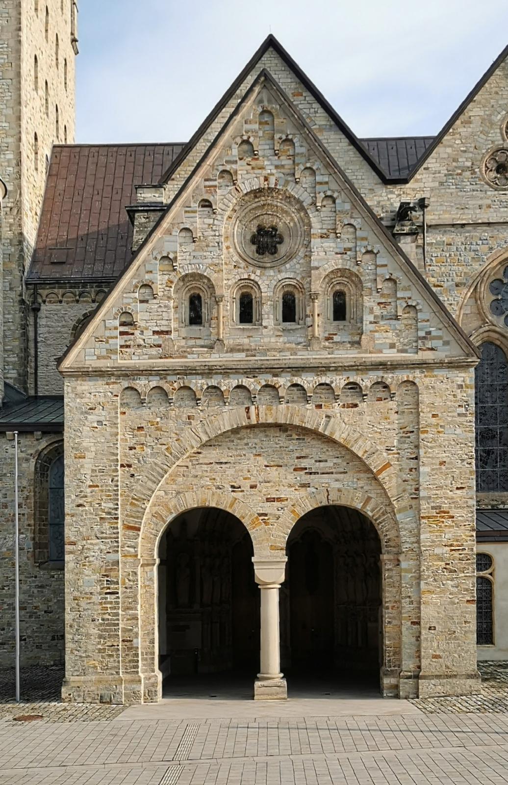 Romanische Paradies­vor­halle auf der Südseite