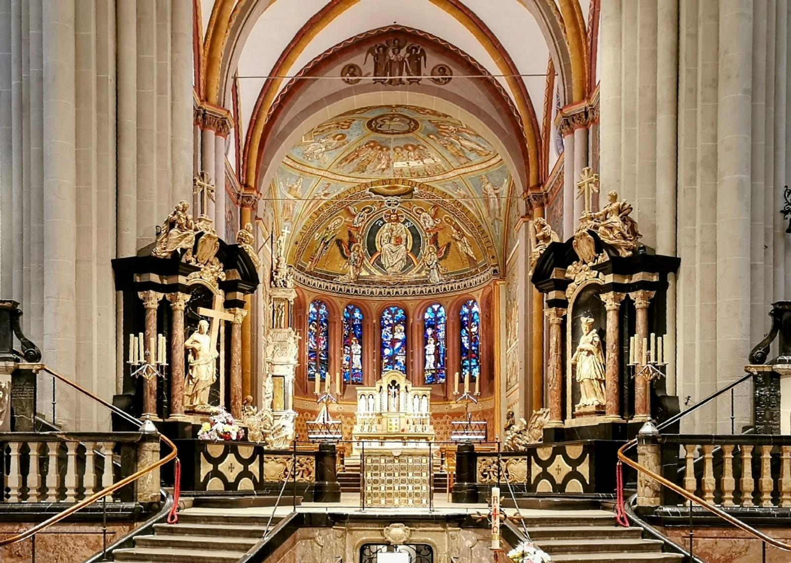 Innenansicht mit Blick in den Chor des Bonner Münsters