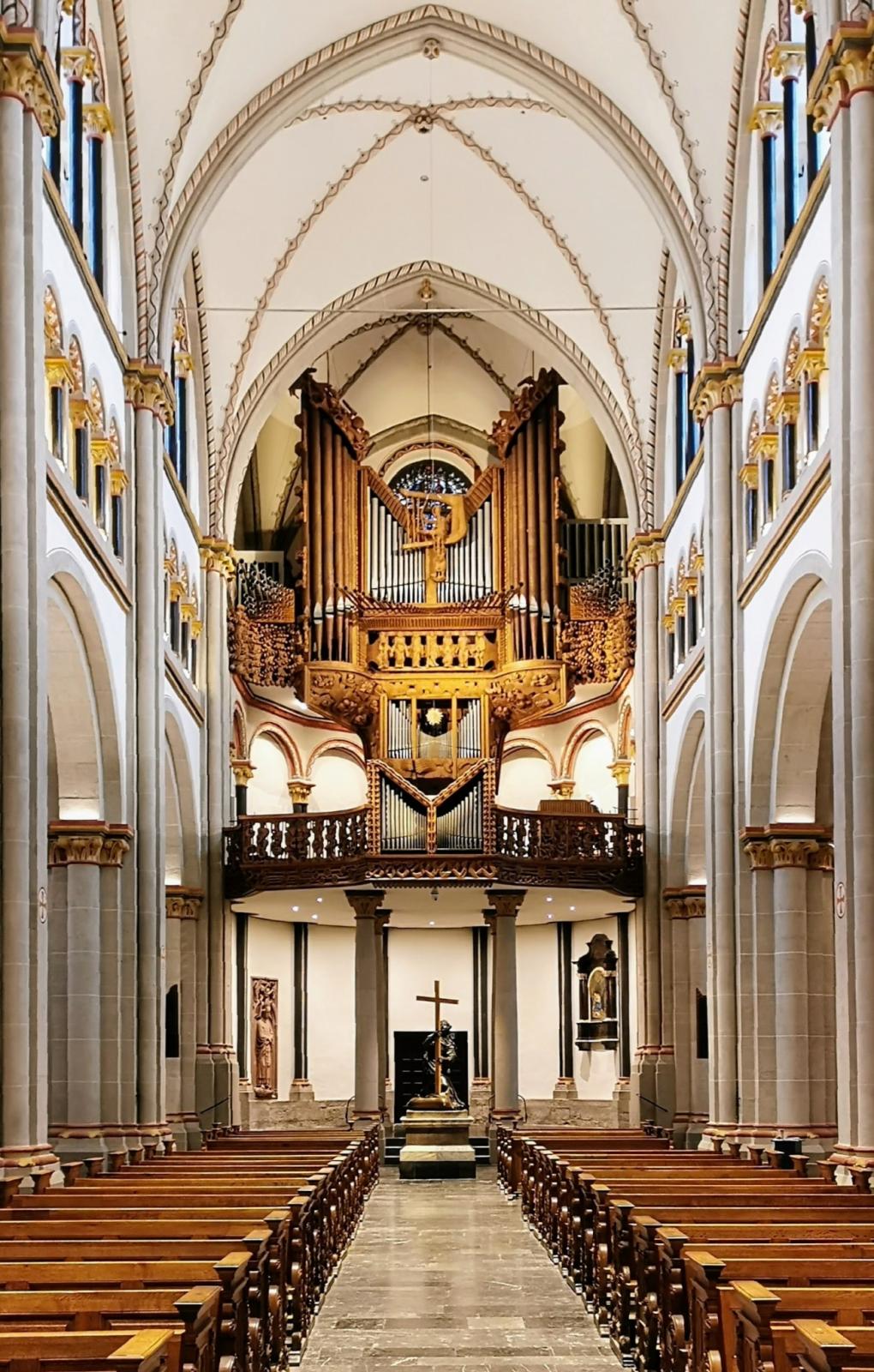 Langhaus mit Orgel im Bonner Münster