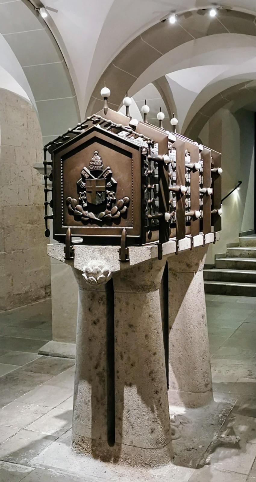 Schrein der Bonner Stadtpatrone Cassius und Florentius in der Krypta des Bonner Münsters