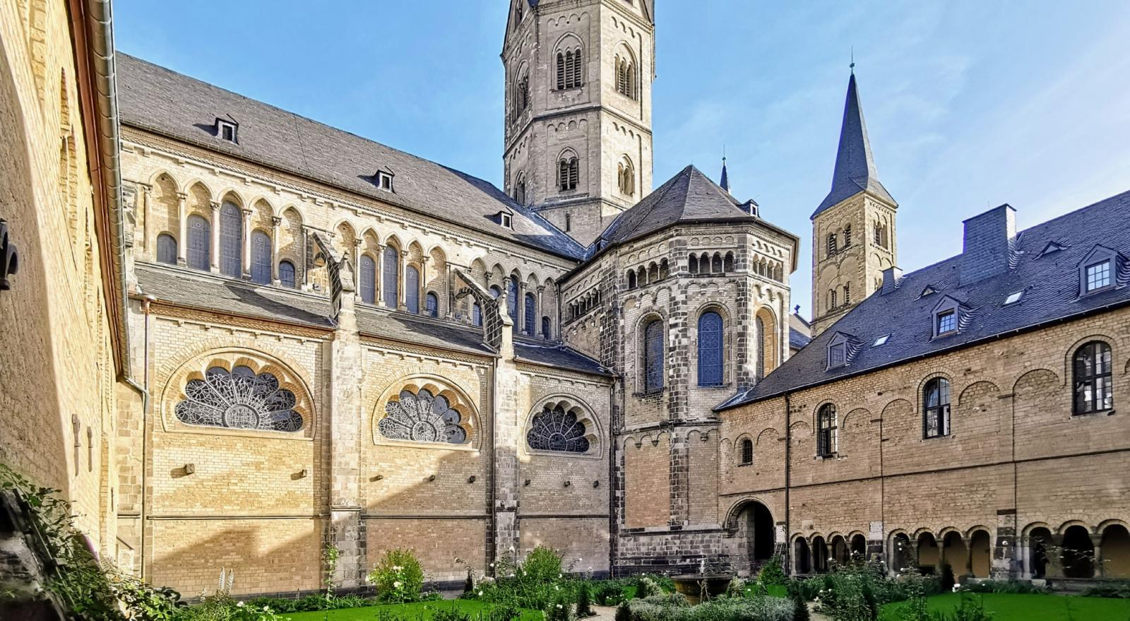 Blick auf die Südfassade vom Kreuzgang aus