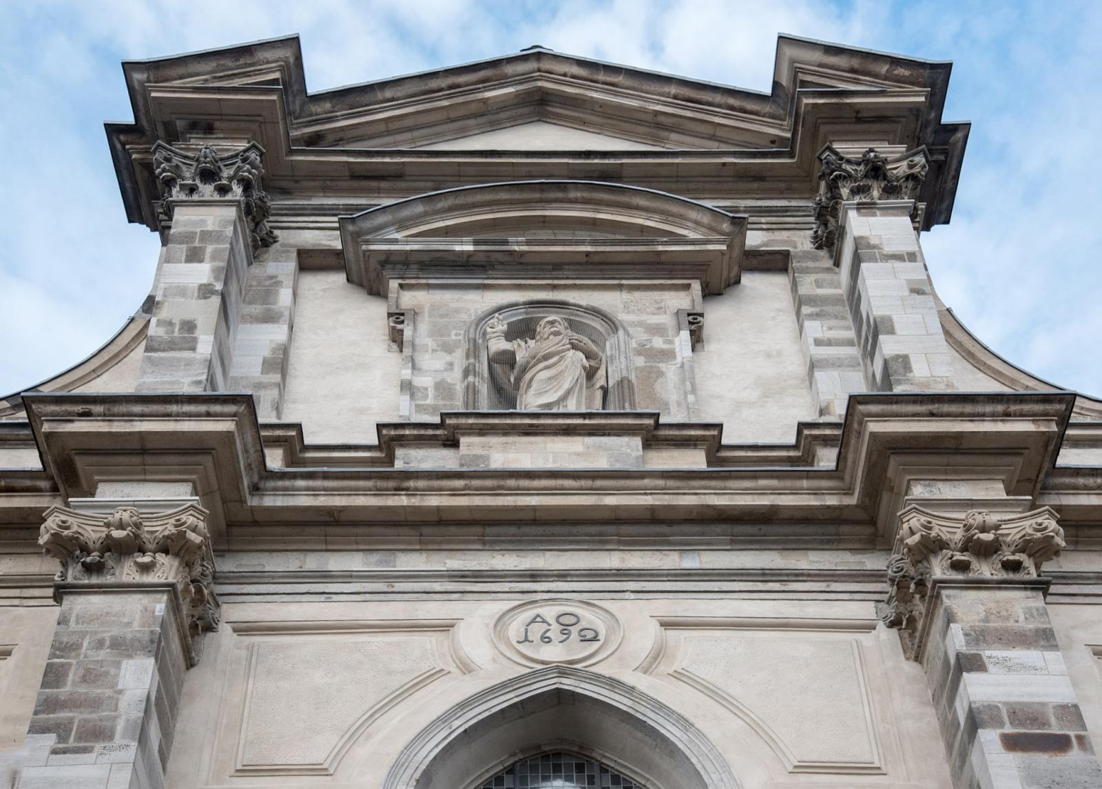 Fassade mit Christusfigur