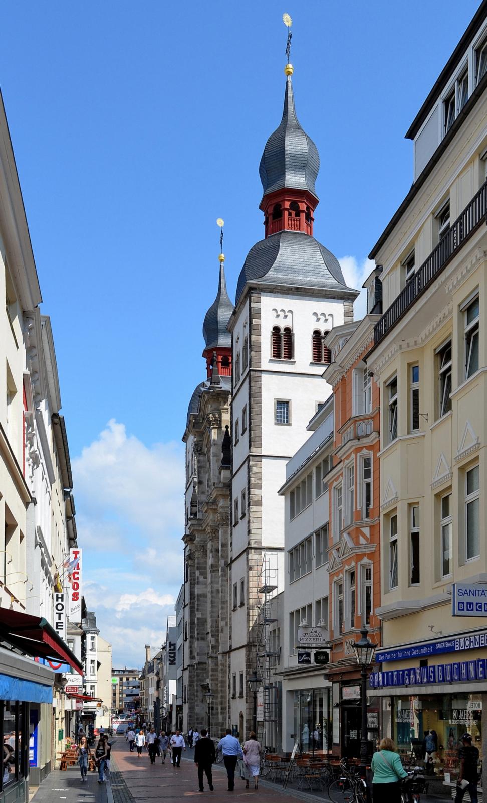 Straßenansicht mit Namen-Jesu-Kirche in Bonn