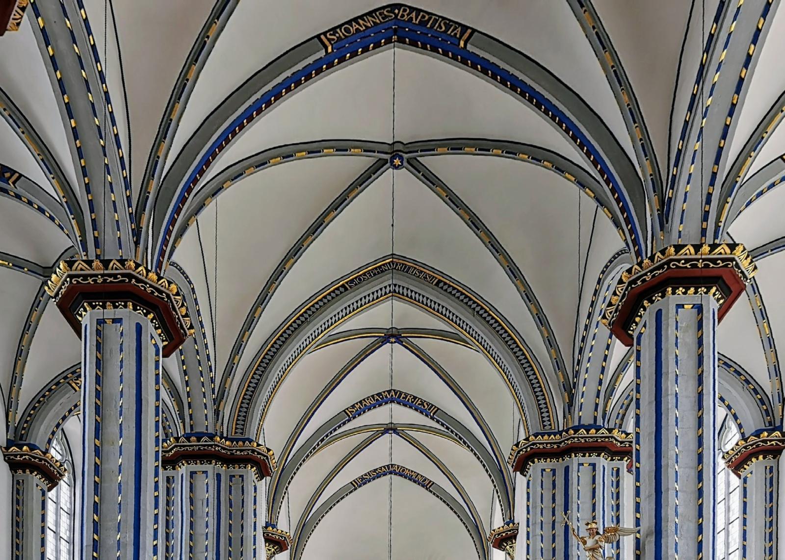 Innenansicht Namen-Jesu-Kirche mit Blick in das Kreuzrippengewölbe