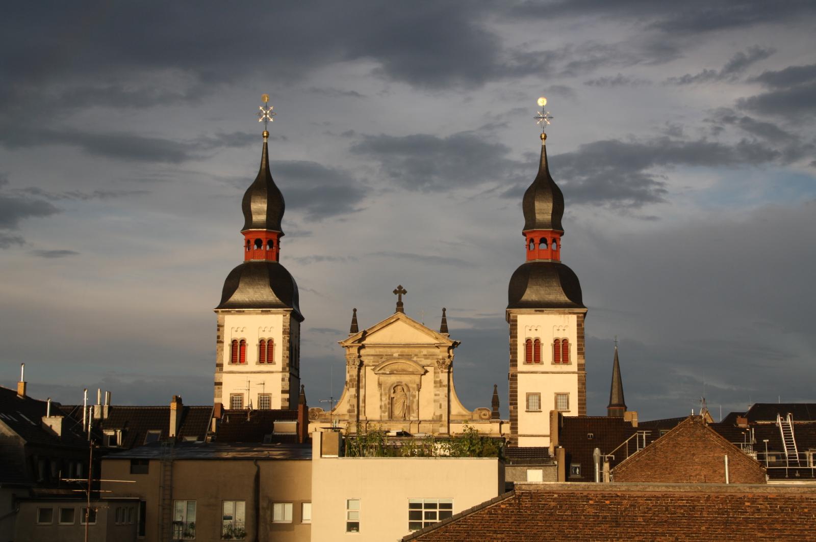 Namen-Jesu-Kirche mit Giebel und Türmen