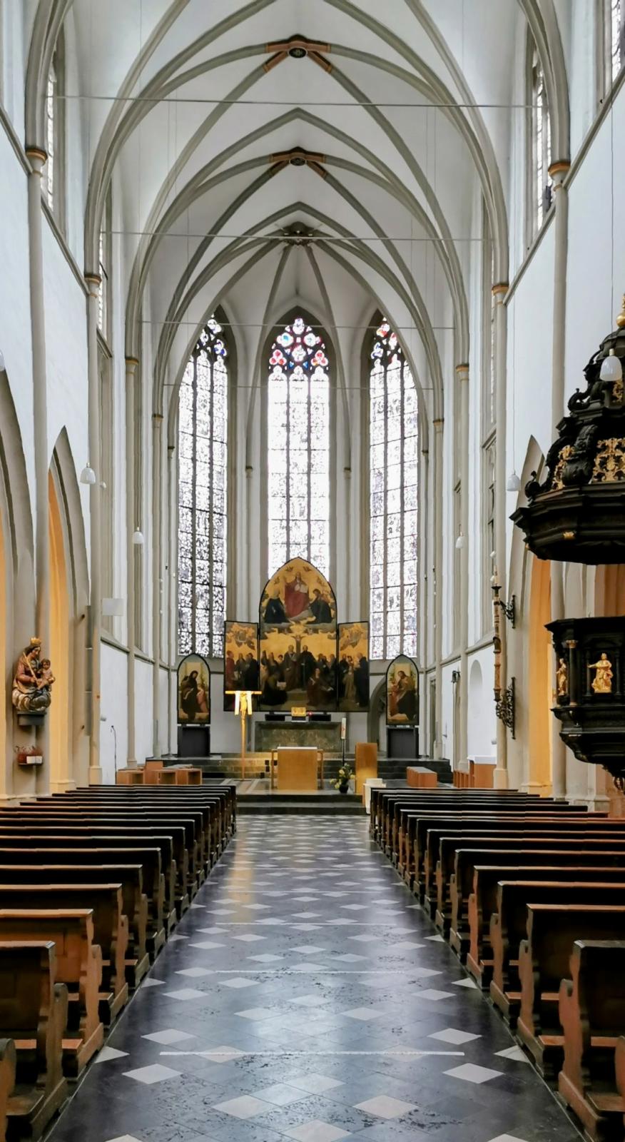 Mittelschiff von St. Remigius mit Kreuzrippengewölbe