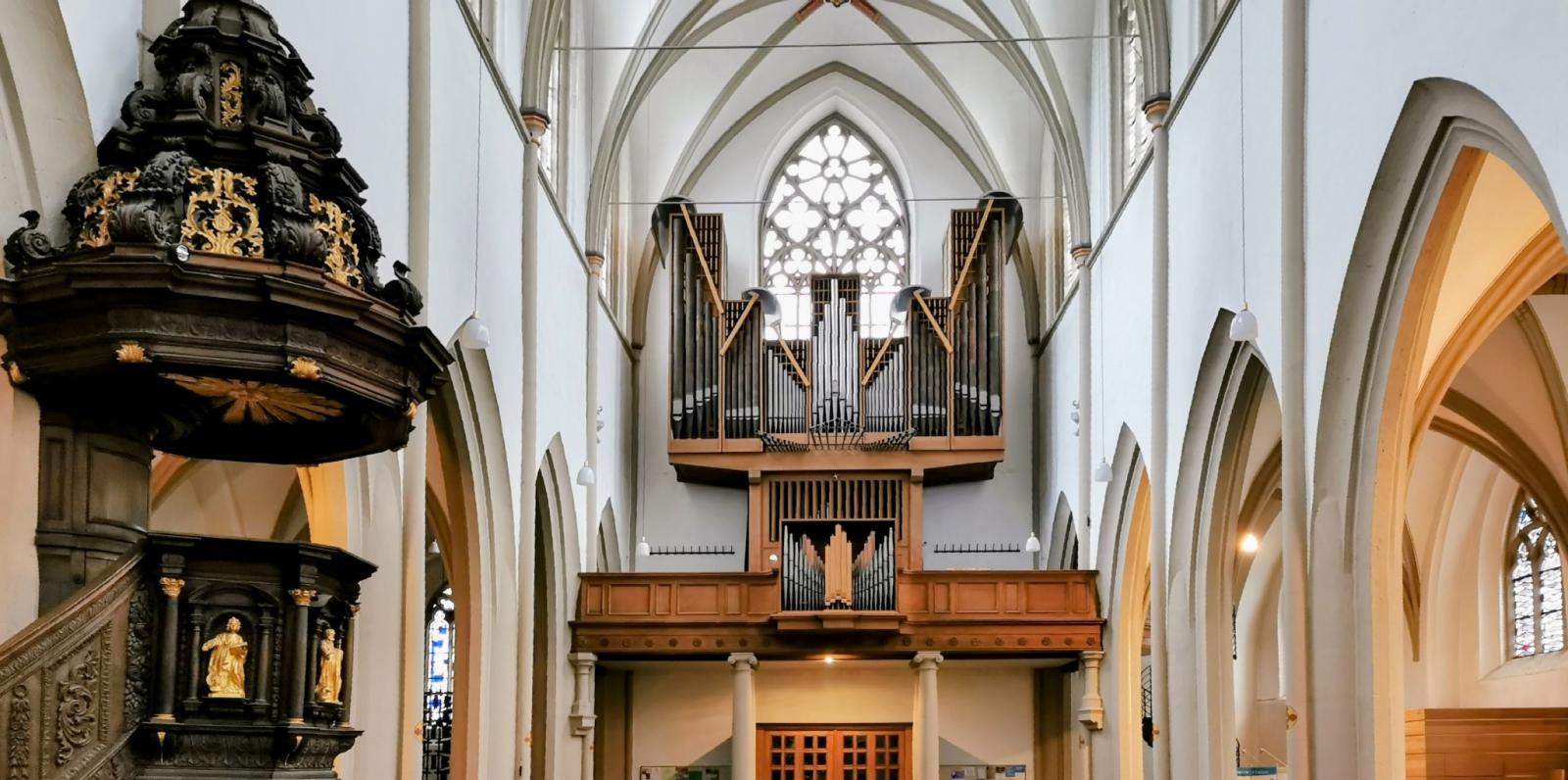 Blick im Kirchenschiff auf die Orgel