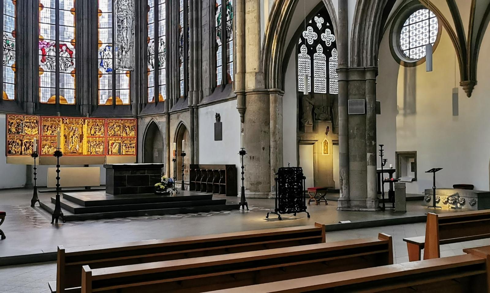 Altarbereich und Chor im Osten der Kirche
