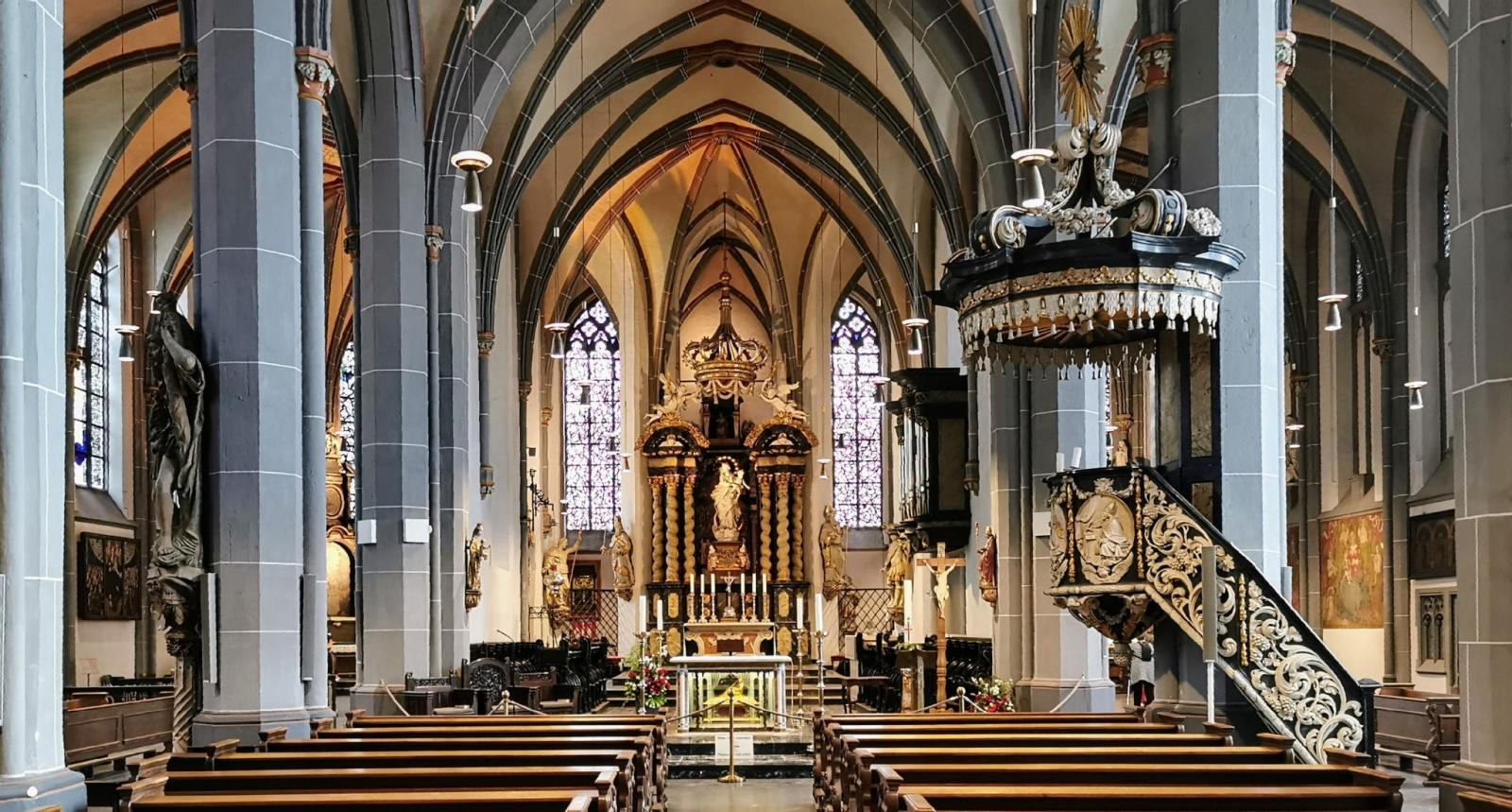 Innenansicht St. Lambertus Düsseldorf, Blick zum Altar mit Kanzel im Vordergrund