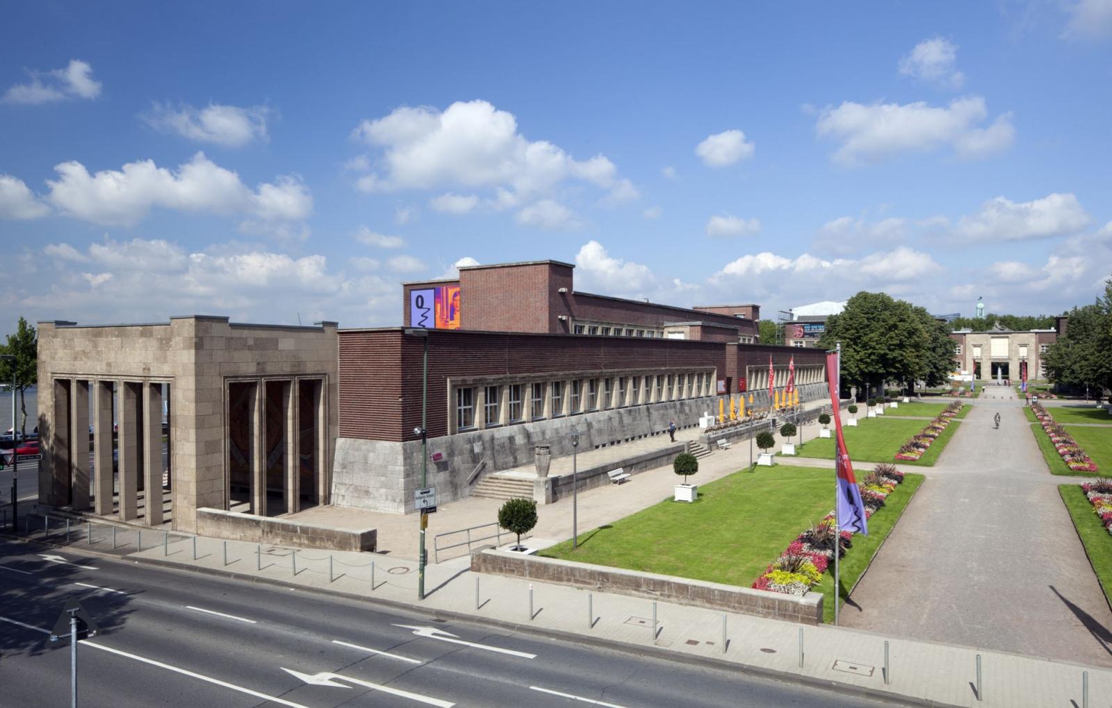 NRW-Forum mit tempelartigem Vorbau