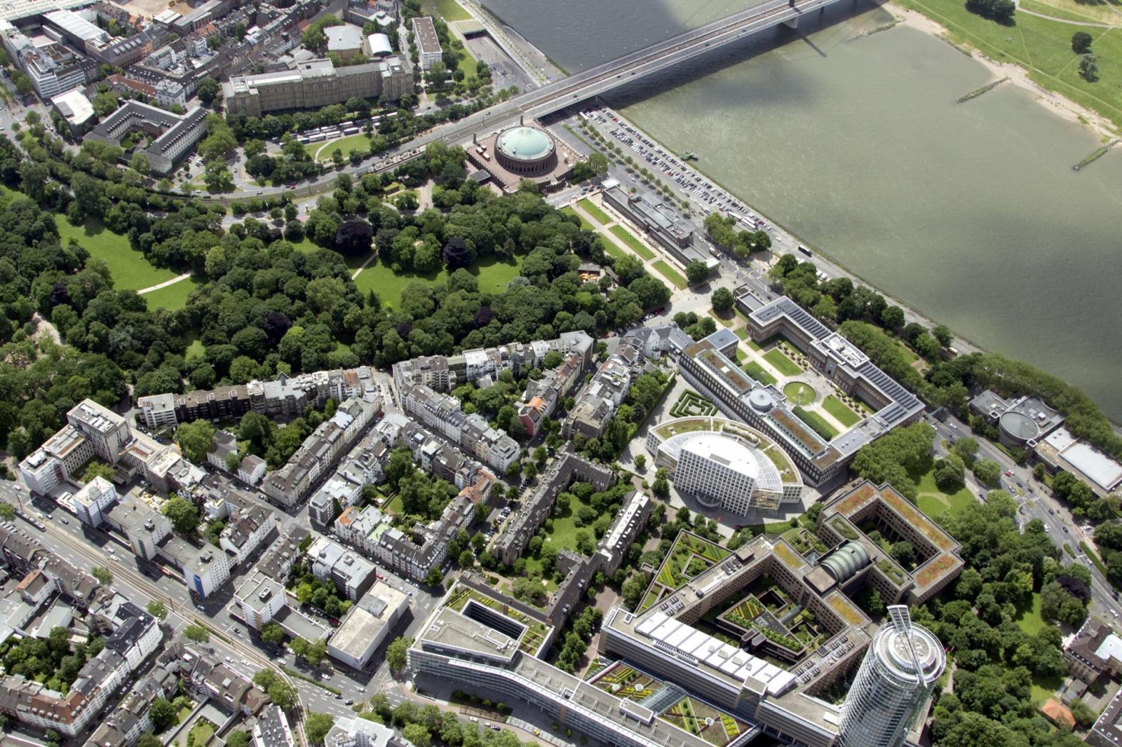 Luftbild der Gesamtanlage mit Tonhalle, NRW-Forum, Kunstpalast und Rheinterrasse