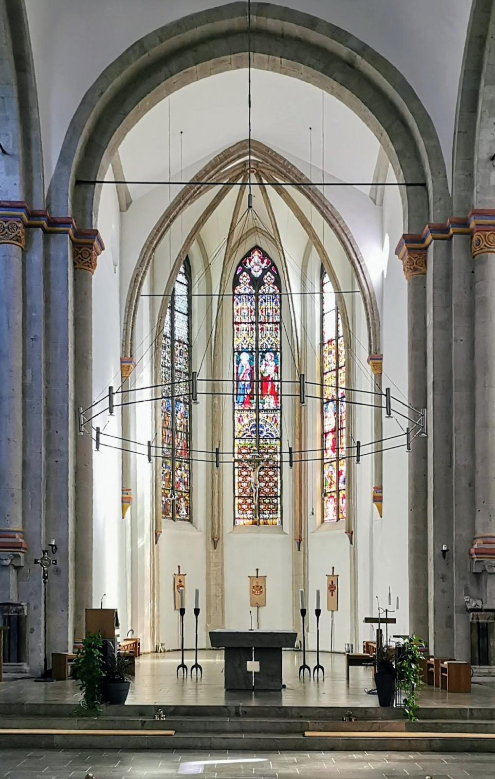 Choransicht mit Altar, innen