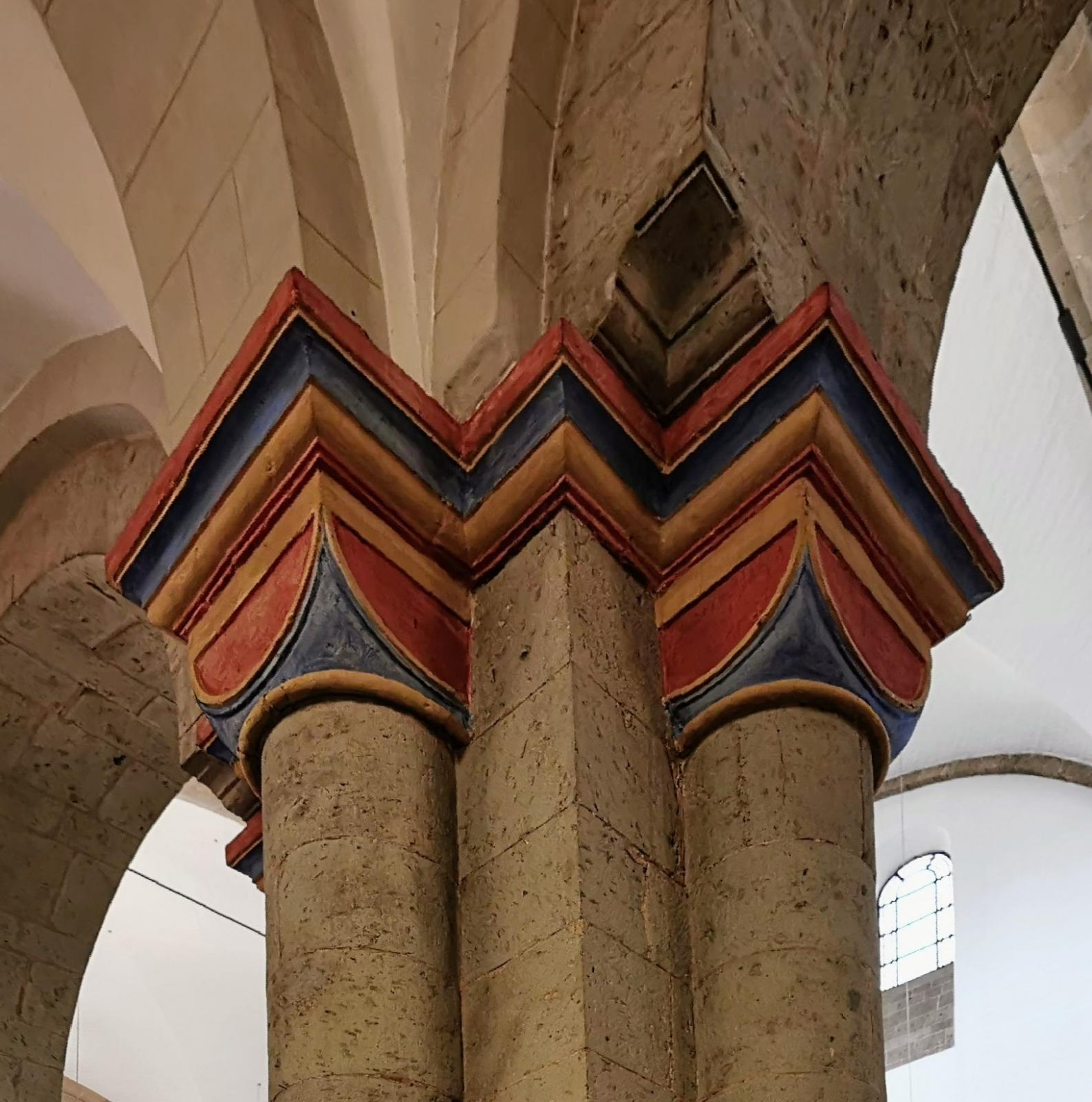 Farbige Kapitelle
