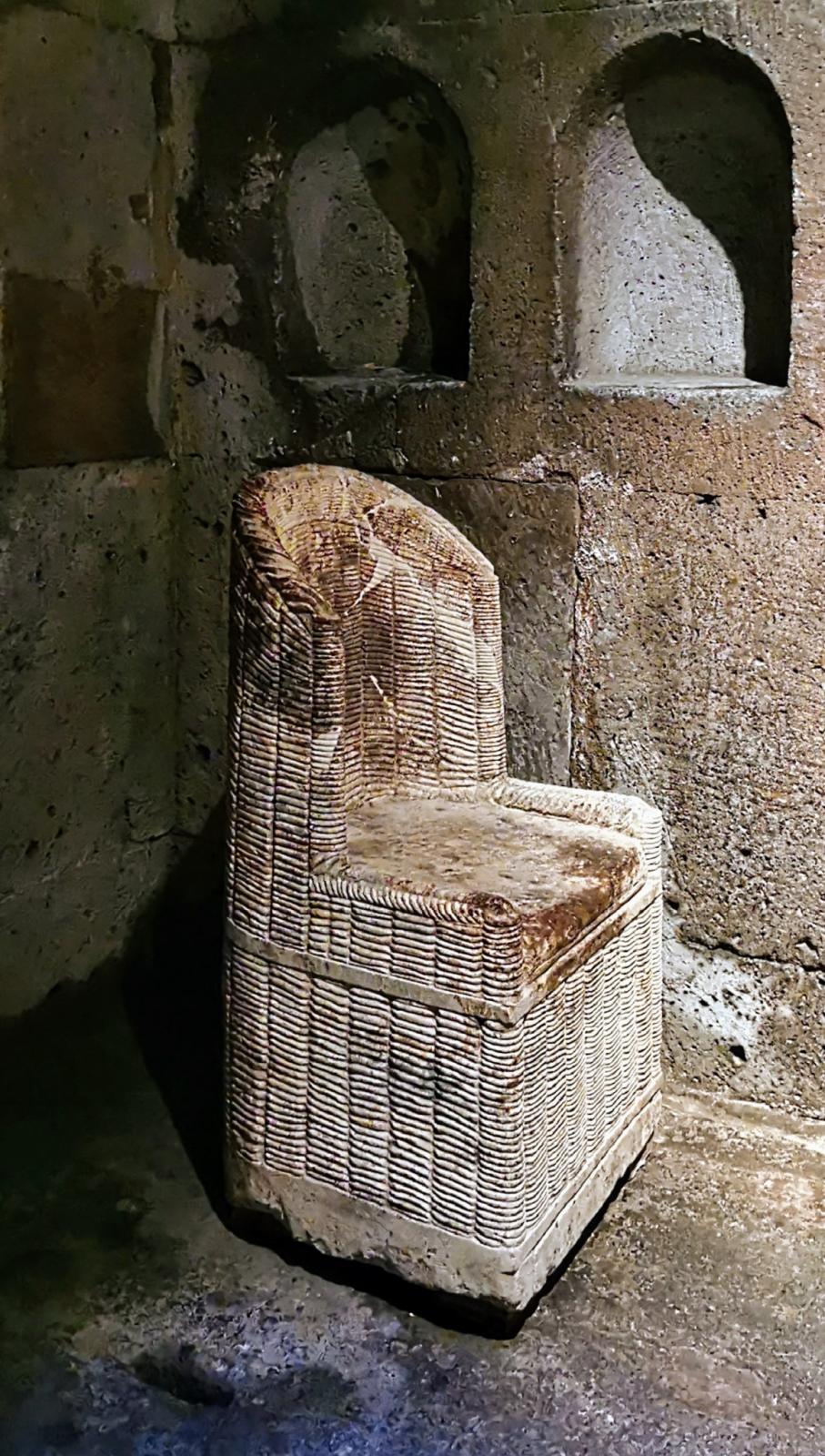 Korbsessel aus Kalkstein in der Grabkammer