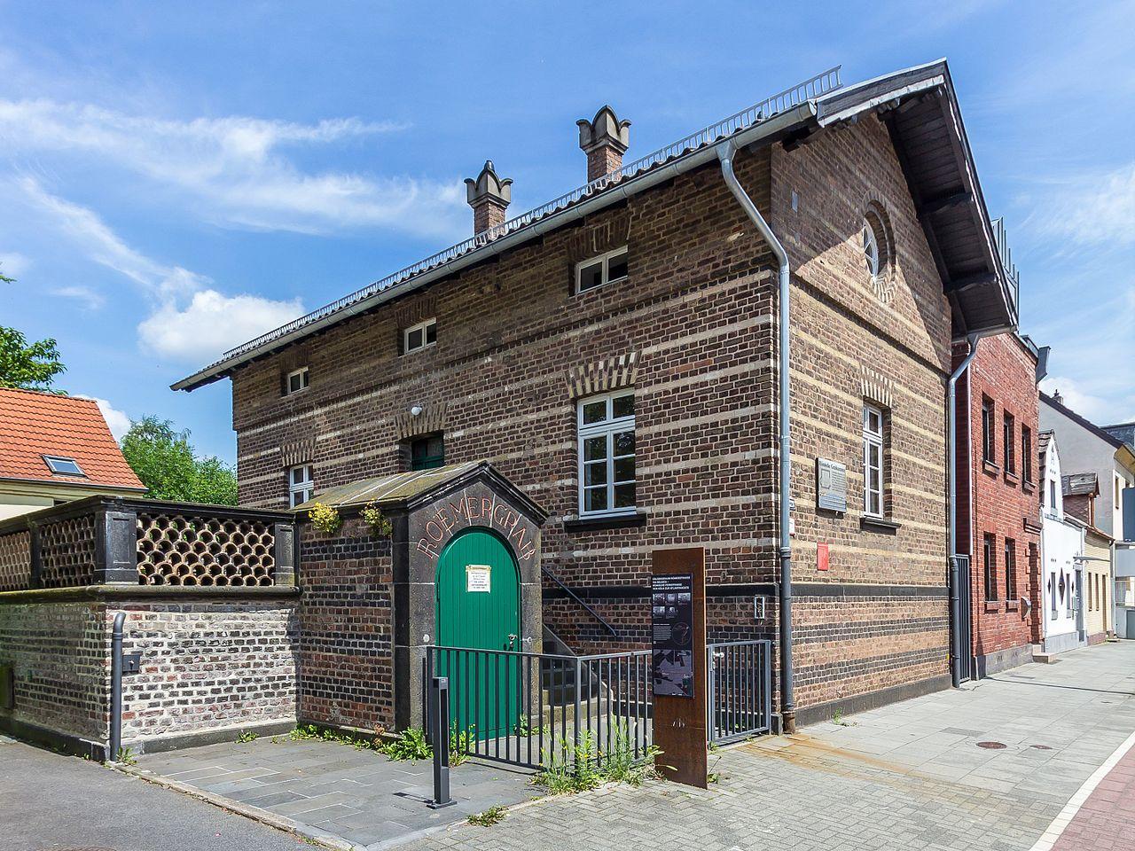 Wärterhaus und Zugang zum Römergrab Weiden