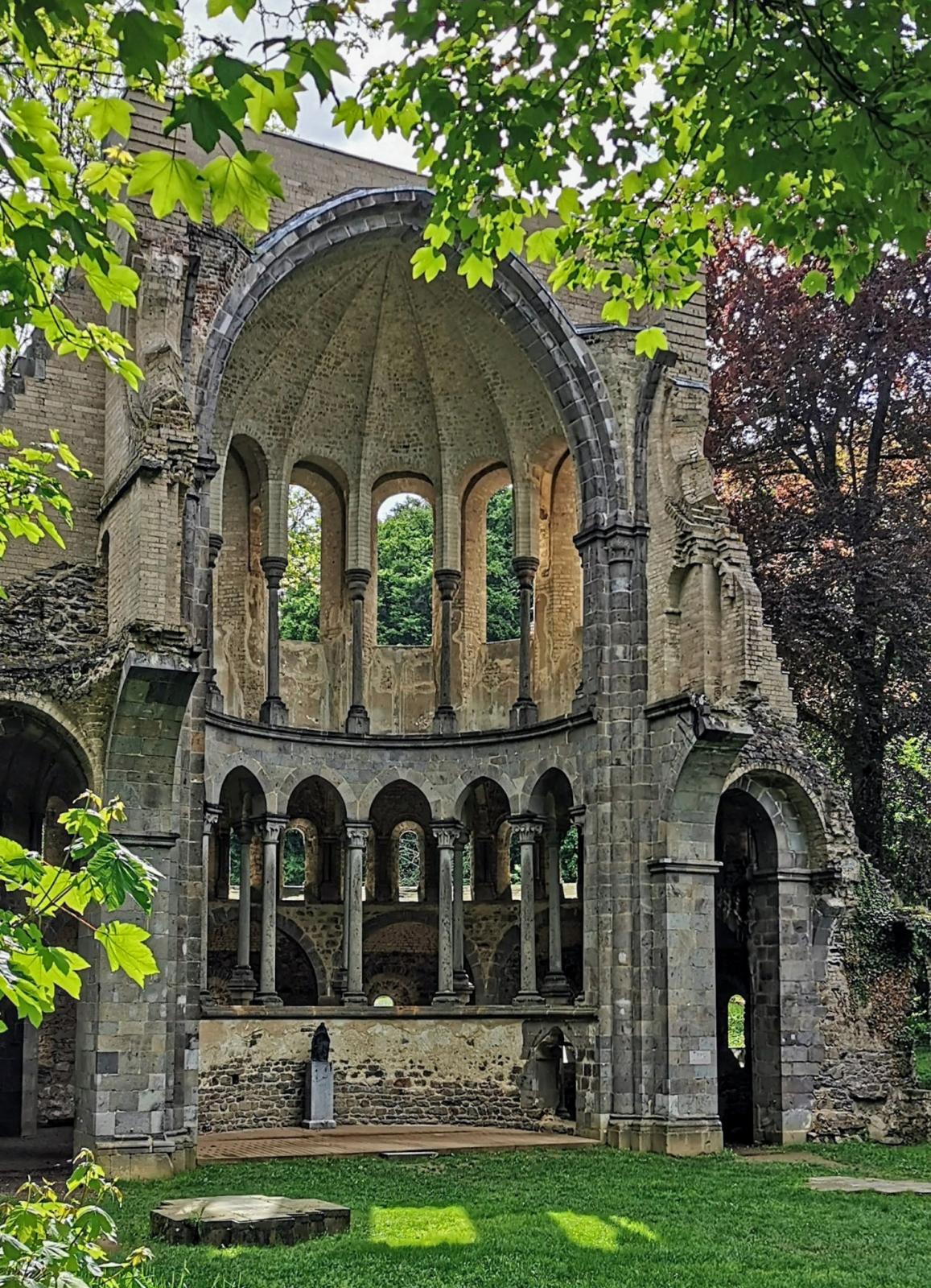 Ansicht der zweigeschossigen Apsis und Umgang der Kirchenruine Heisterbach