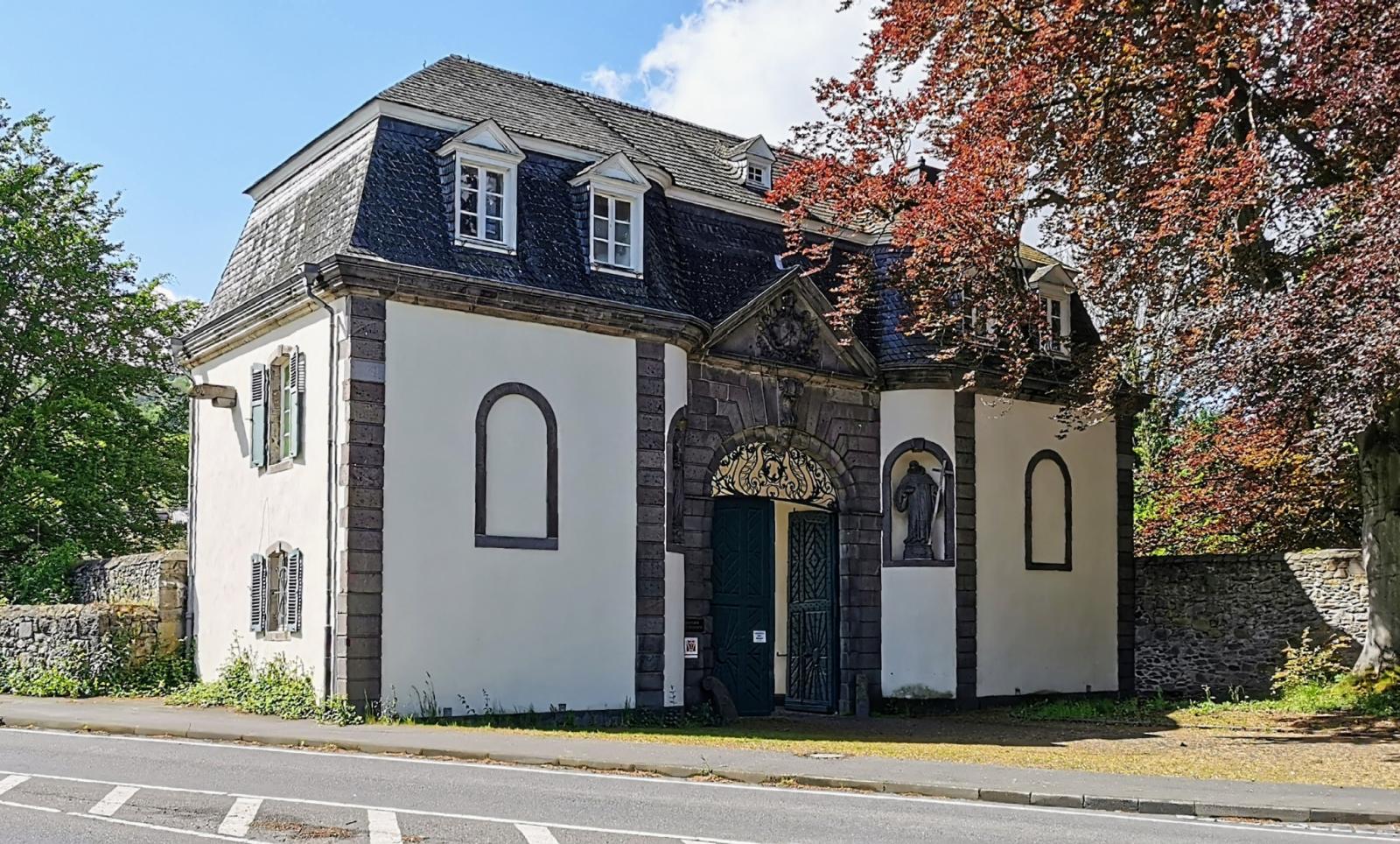 Barockes Torhaus der Abtei Heisterbach aus dem 18.Jh.