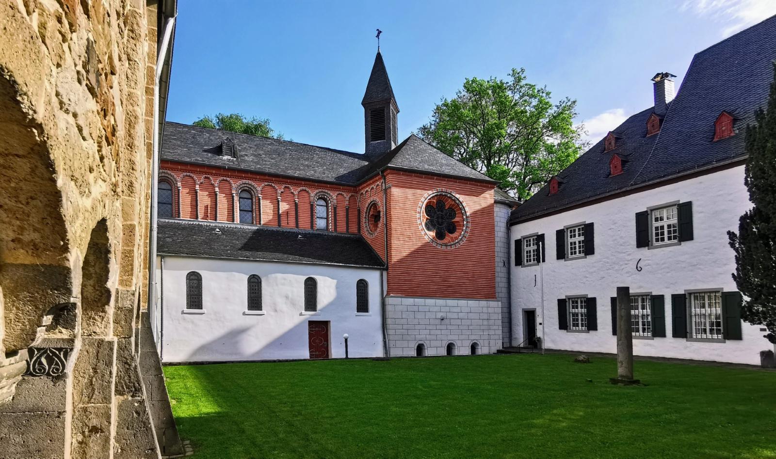 St. Pankratius Oberpleis mit Pfarrhaus (rechts)