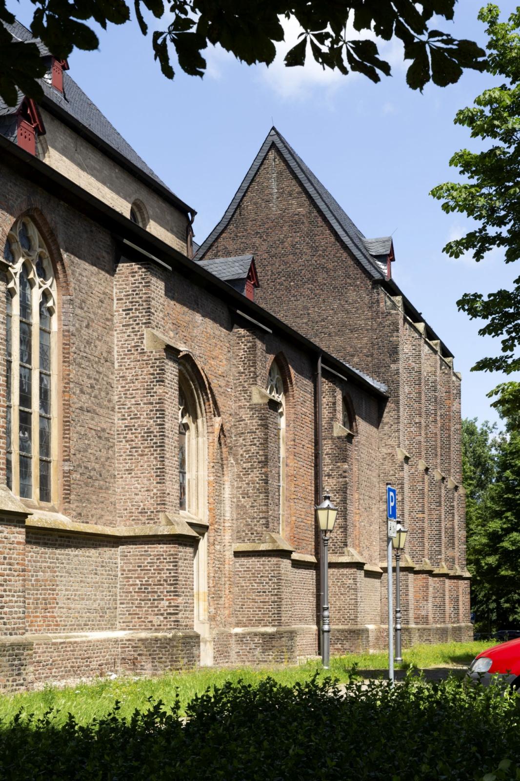 Seitenansicht St. Peter in Rheinberg