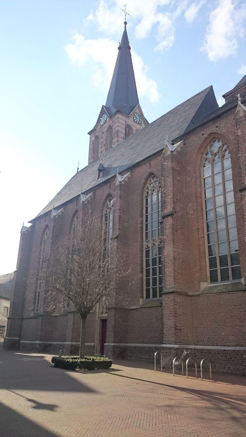 Langhaus und Westturm von St. Peter und Paul