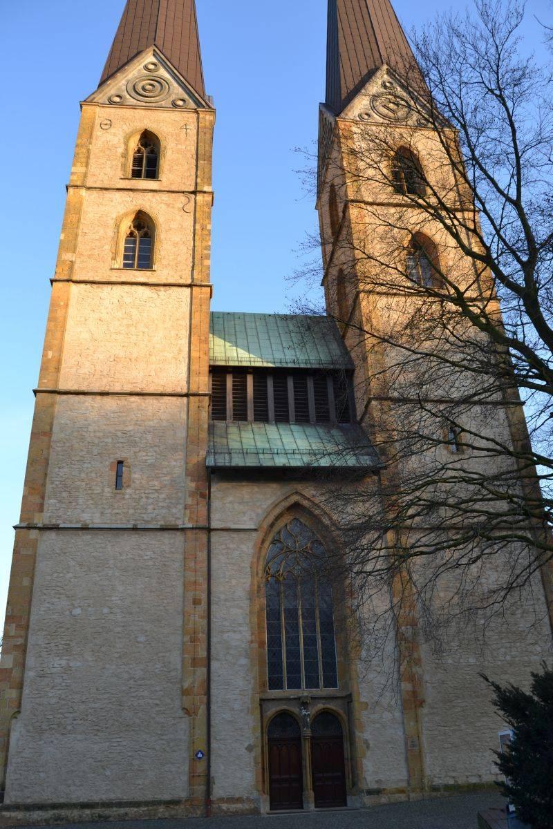 Westfassade mit Doppelturmanlage