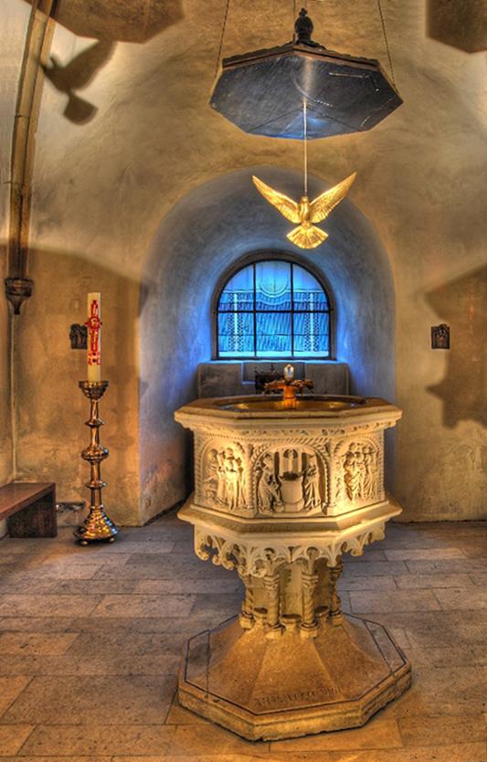gotischer Taufstein (1497) in der Turmkapelle